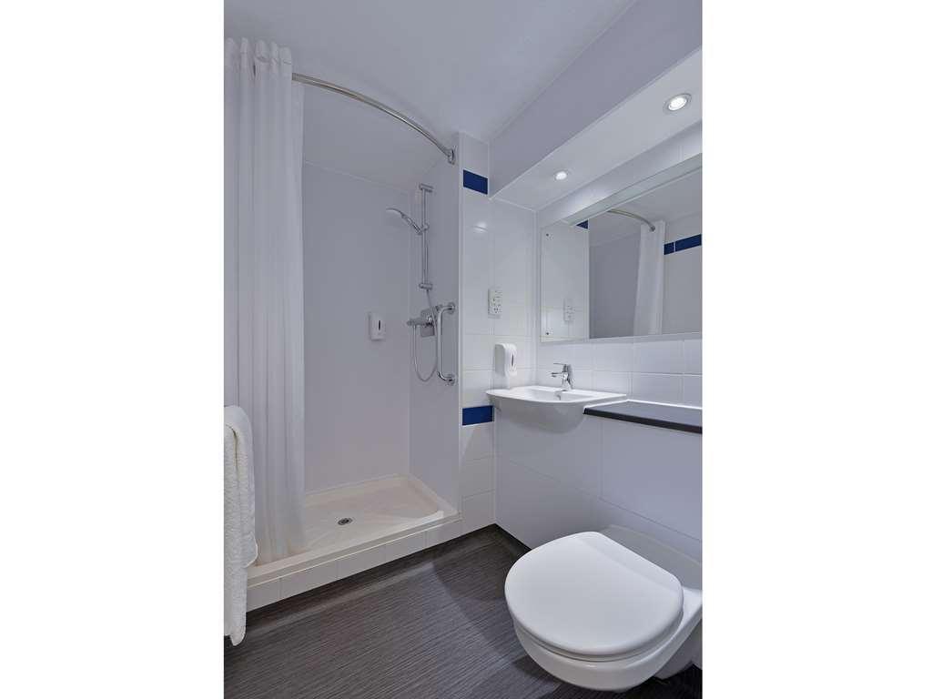 Travelodge Glasgow Airport Hotel Room photo